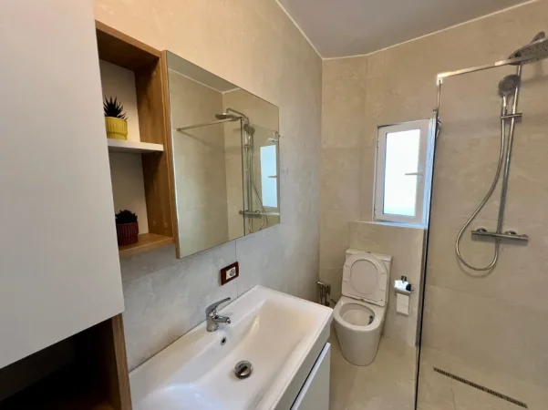 Tirane, jepet me qera apartament 1+1+Ballkon Kati 3, 70 m² 400 € (Allias)