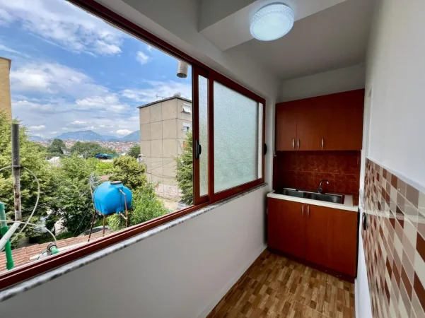 Tirane, jepet me qera apartament 1+1+Ballkon Kati 3, 70 m² 400 € (Allias)