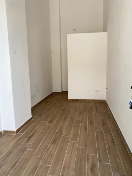 Tirane, jepet me qera ambjent biznesi Kati 1, 20 m² 300 € (Don Bosko)