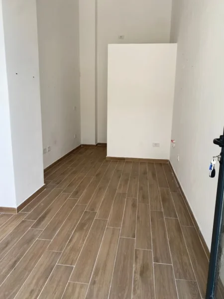 Tirane, jepet me qera ambjent biznesi Kati 1, 20 m² 300 € (Don Bosko)