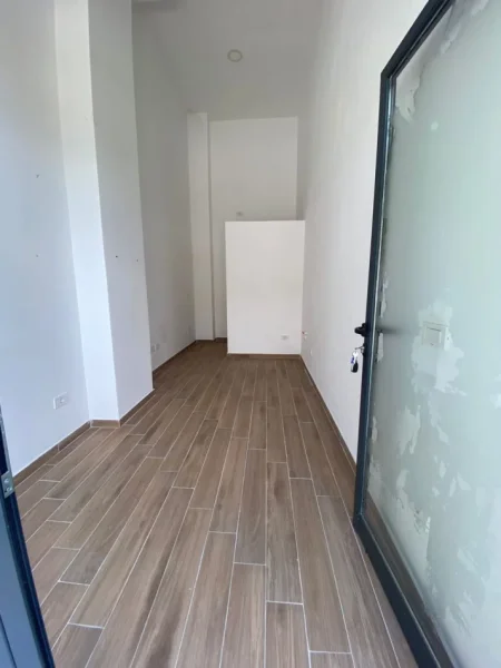 Tirane, jepet me qera ambjent biznesi Kati 1, 20 m² 300 € (Don Bosko)