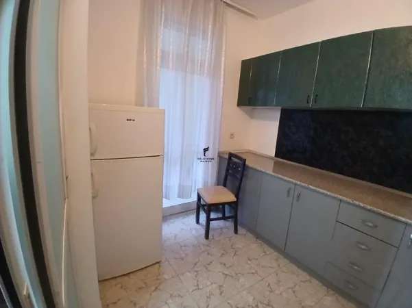 Tirane, jepet me qera apartament 1+1 Kati 1, 65 m² 500 € (SELITE)