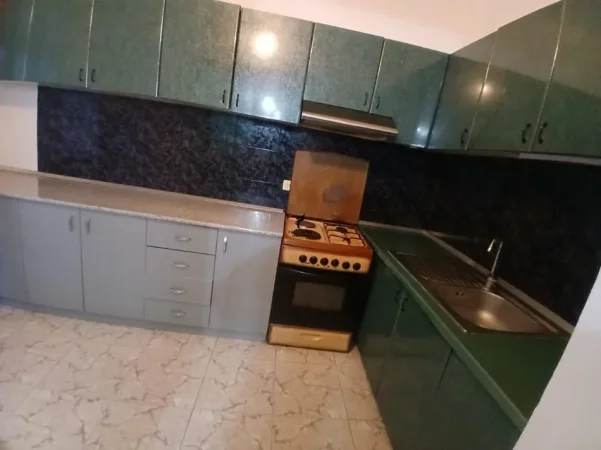 Tirane, jepet me qera apartament 1+1 Kati 1, 65 m² 500 € (SELITE)