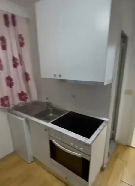 Tirane, jepet me qera apartament 1+1 Kati 3, 50 m² 250 € (Laprakë)