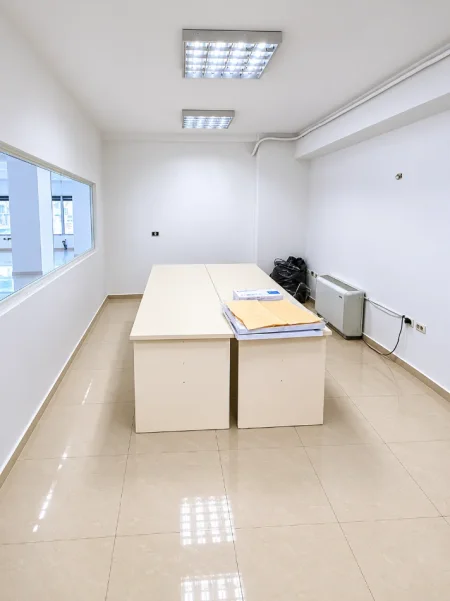 Tirane, jepet me qera zyre Kati 5, 300 m² 2.600 € (Rr. Dibres)