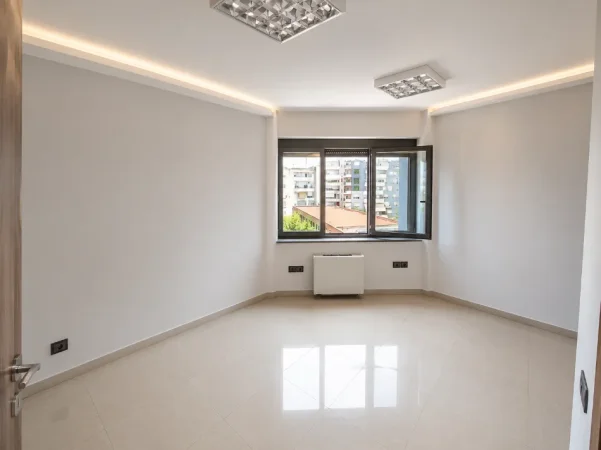 Tirane, jepet me qera zyre Kati 5, 300 m² 2.600 € (Rr. Dibres)
