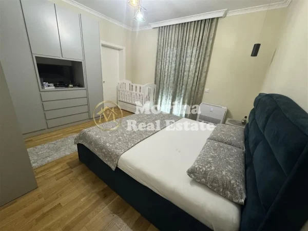 Tirane, jepet me qera apartament 3+1 Kati 1, 370 m² 1.500 € (Laknas)