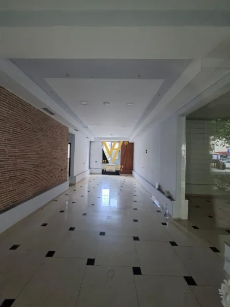 Tirane, jepet me qera dyqan Kati 0, 75 m² 1.500 € (ISH PARKU)