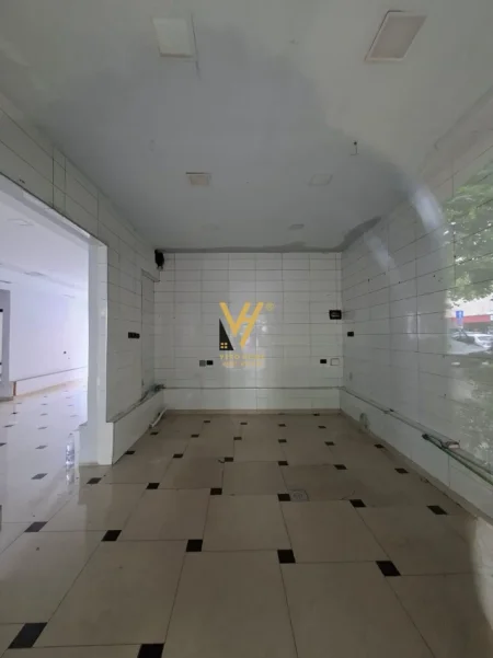 Tirane, jepet me qera dyqan Kati 0, 75 m² 1.500 € (ISH PARKU)