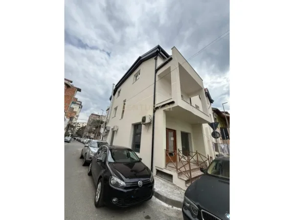 Tirane, jepet me qera bar-resorant Kati 2, 84 m² 2.000 € (Bulevardi Bajram Curri)