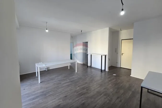 Tirane, jepet me qera zyre , 102 m² 1.200 € (Tirana Garden Building)