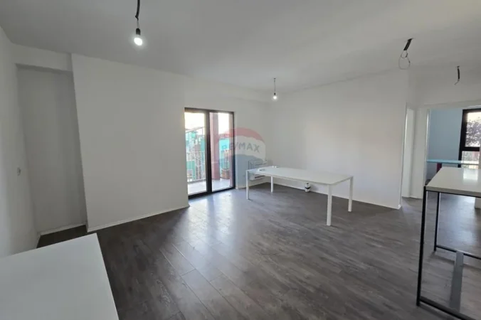 Tirane, jepet me qera zyre , 102 m² 1.200 € (Tirana Garden Building)