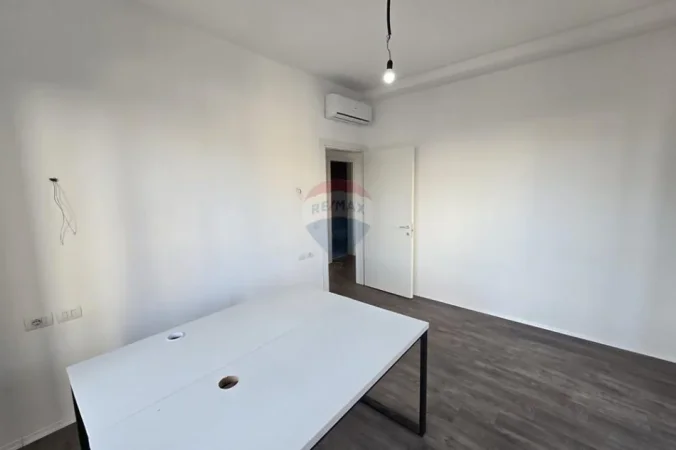 Tirane, jepet me qera zyre , 102 m² 1.200 € (Tirana Garden Building)