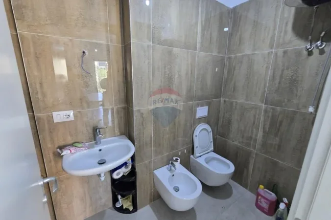 Tirane, jepet me qera zyre , 102 m² 1.200 € (Tirana Garden Building)
