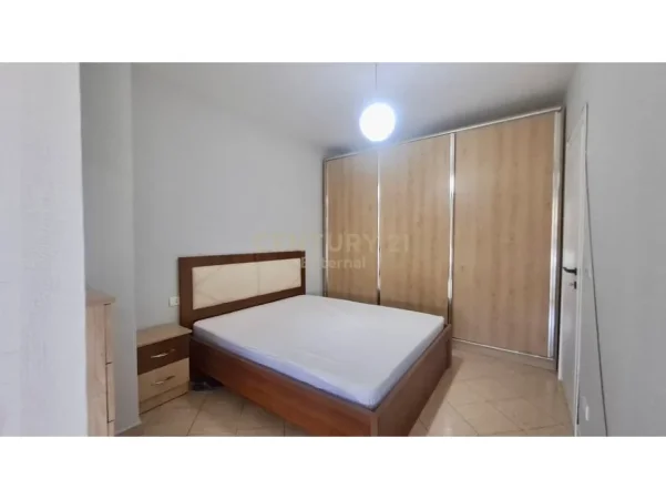 Tirane, jepet me qera apartament 1+1 Kati 3, 52 m² 450 € (xhamllik)