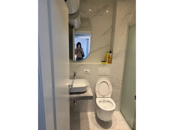 Tirane, jepet me qera apartament 1+1 Kati 5, 60 m² 600 € (Pazari i ri)