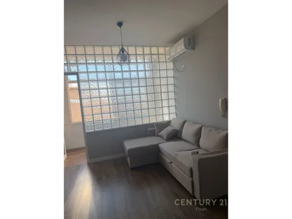 Tirane, jepet me qera apartament 1+1 Kati 5, 60 m² 600 € (Pazari i ri)