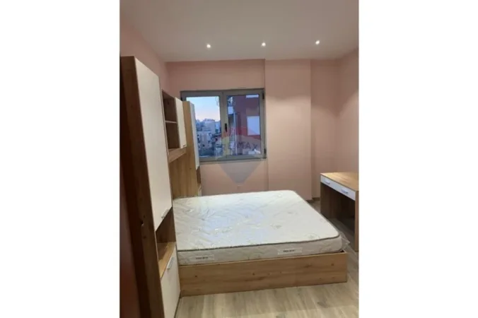 Tirane, jepet me qera apartament 3+1 Kati 6, 155 m² 1.200 € (Ministria e Jashtme)