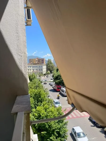 Tirane, jepet me qera apartament 1+1+Ballkon Kati 4, 65 m² 650 € (Rruga e Dibres)