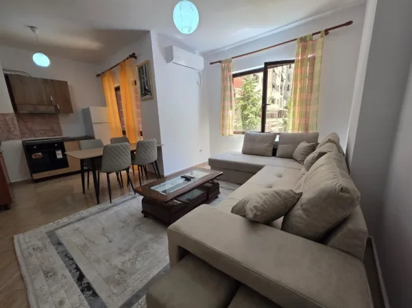 Tirane, jepet me qera apartament 1+1 , 65 m² (Reth Astirit)