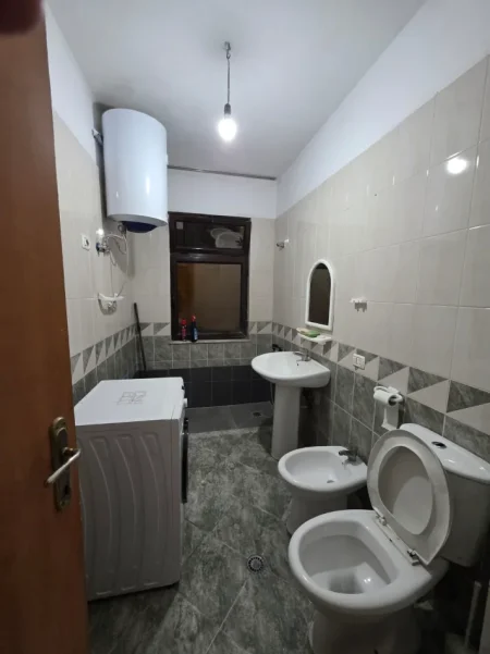 Tirane, jepet me qera apartament 1+1 , 65 m² (Reth Astirit)