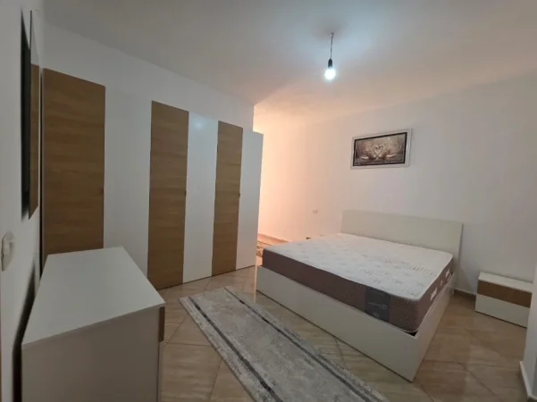Tirane, jepet me qera apartament 1+1 , 65 m² (Reth Astirit)