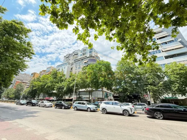 Tirane, jepet me qera zyre Kati 1, 202 m² 2.500 € (Rruga e Kavajes)