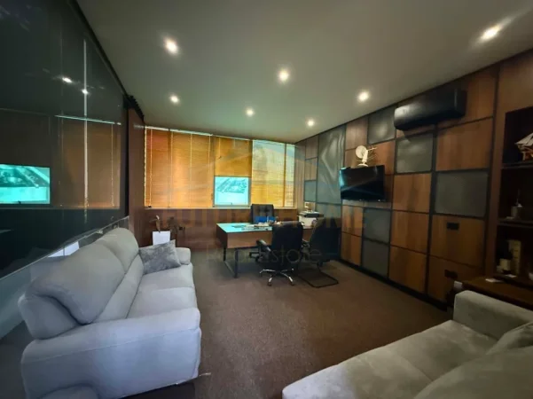 Tirane, jepet me qera zyre Kati 1, 202 m² 2.500 € (Rruga e Kavajes)