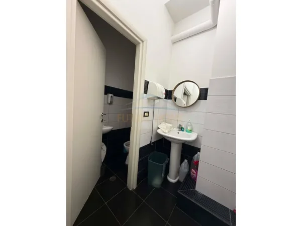 Tirane, jepet me qera zyre Kati 1, 202 m² 2.500 € (Rruga e Kavajes)