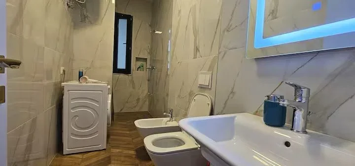 Tirane, jepet me qera apartament 2+1 Kati 3, 125 m² 1.200 € (Rruga e Kavajes)