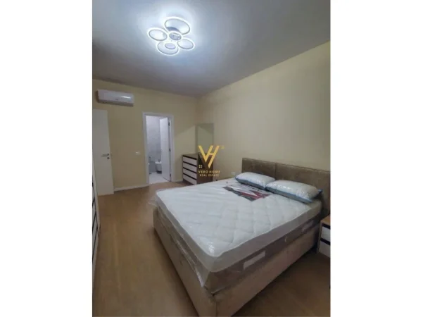 Tirane, jepet me qera apartament 2+1+Ballkon Kati 1, 120 m² 1.300 € (LIQENI I THATE)