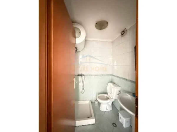 Tirane, jepet me qera ambjent biznesi Kati 8, 104 m² 800 € (Rruga e Kosovareve, Tirane)