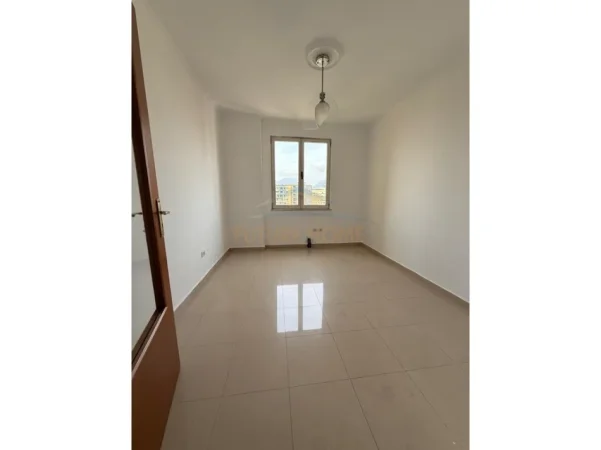 Tirane, jepet me qera ambjent biznesi Kati 8, 104 m² 800 € (Rruga e Kosovareve, Tirane)
