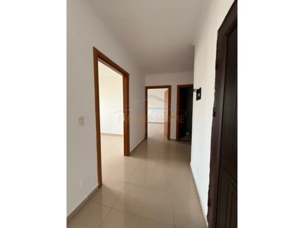 Tirane, jepet me qera ambjent biznesi Kati 8, 104 m² 800 € (Rruga e Kosovareve, Tirane)