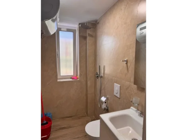 Tirane, jepet me qera dyqan Kati 2, 69 m² 800 € (21 Dhjetori)