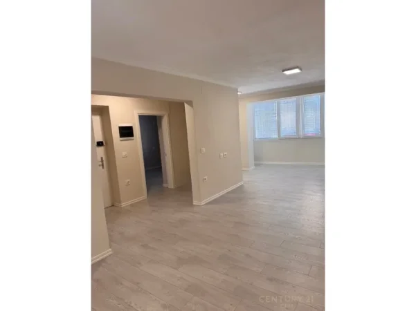 Tirane, jepet me qera dyqan Kati 2, 69 m² 800 € (21 Dhjetori)