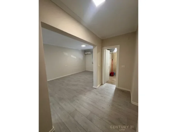 Tirane, jepet me qera dyqan Kati 2, 69 m² 800 € (21 Dhjetori)