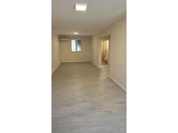 Tirane, jepet me qera dyqan Kati 2, 69 m² 800 € (21 Dhjetori)