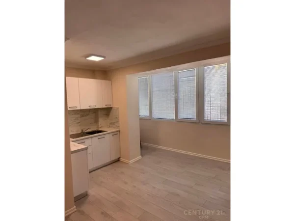 Tirane, jepet me qera dyqan Kati 2, 69 m² 800 € (21 Dhjetori)