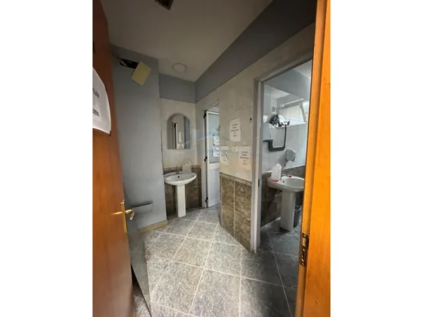 Tirane, jepet me qera ambjent biznesi Kati 1, 158 m² 2.300 € (Rruga Ferit Xhajko, Tiranë.)