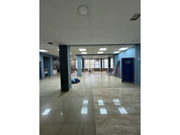 Tirane, jepet me qera ambjent biznesi Kati 1, 158 m² 2.300 € (Rruga Ferit Xhajko, Tiranë.)