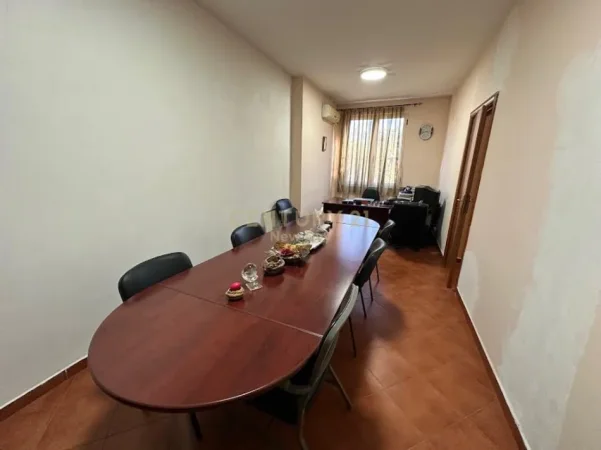 Tirane, jepet me qera zyre Kati 5, 58 m² 800 € (Drejtoria e Policise)