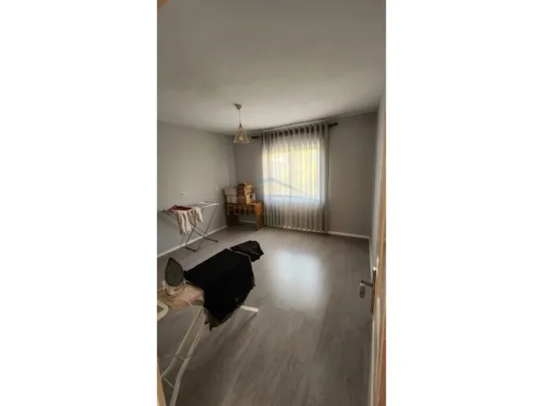Tirane, jepet me qera apartament 2+1 Kati 2, 132 m² 450 € (Babrru, Tirane)