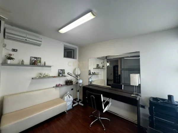 Tirane, jepet me qera ambjent biznesi Kati 0, 100 m² 1.000 € (ISH EKSPOZITA)