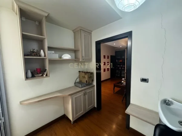 Tirane, jepet me qera ambjent biznesi Kati 0, 100 m² 1.000 € (ISH EKSPOZITA)
