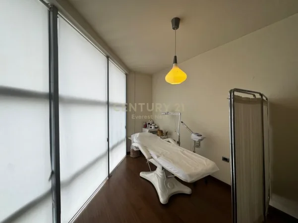 Tirane, jepet me qera ambjent biznesi Kati 0, 100 m² 1.000 € (ISH EKSPOZITA)