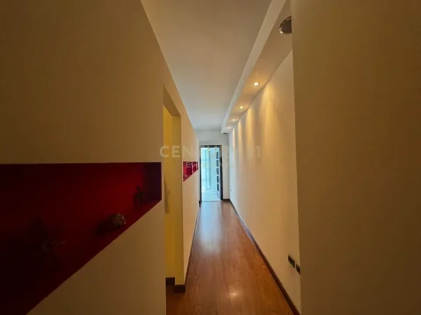 Tirane, jepet me qera ambjent biznesi Kati 0, 100 m² 1.000 € (ISH EKSPOZITA)