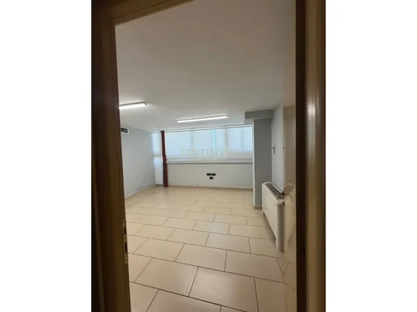 Tirane, jepet me qera zyre Kati 9, 450 m² 6.000 € (Spitali Gjerman)