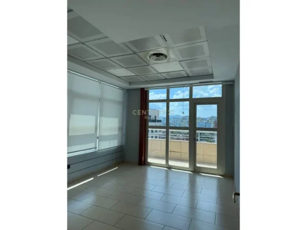 Tirane, jepet me qera zyre Kati 9, 450 m² 6.000 € (Spitali Gjerman)