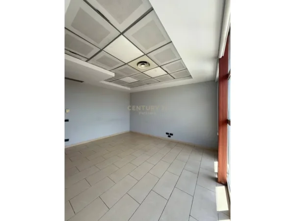 Tirane, jepet me qera zyre Kati 9, 450 m² 6.000 € (Spitali Gjerman)